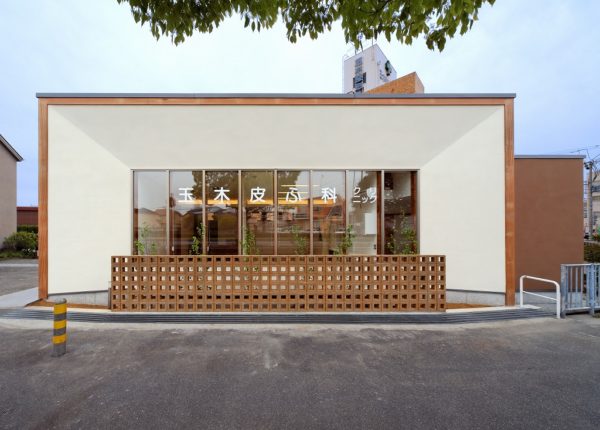 兵庫県の建築家で設計事務所が設計した明石市玉木皮ふ科